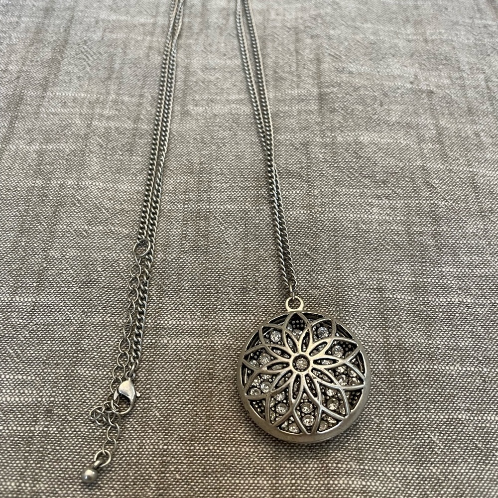 Silver Floral Filigree Pendant Necklace - Elegant Women's Jewelry